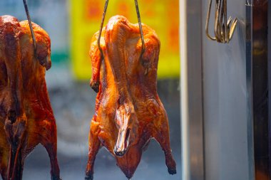  Çin mangal dükkanının vitrininde asılı kızarmış ördekler.