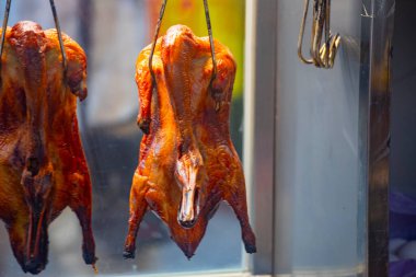  Çin mangal dükkanının vitrininde asılı kızarmış ördekler.