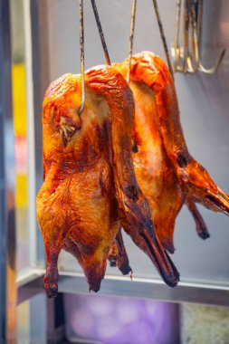  Çin mangal dükkanının vitrininde asılı kızarmış ördekler.