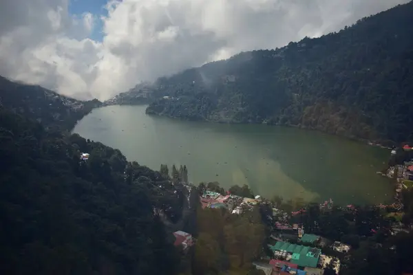 Güzel göl manzarası