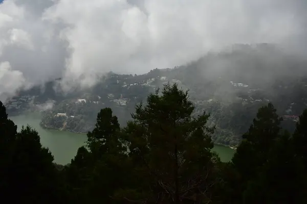 Sabah gökyüzü, yumuşak bulutların yayılışıyla