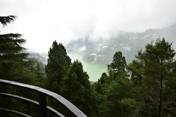 Güzel göl manzarası