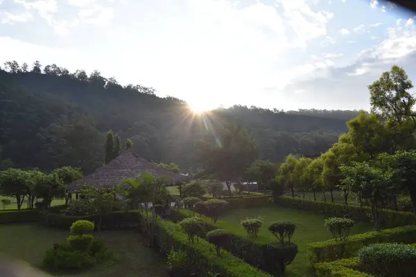 Sabah gökyüzü, yumuşak bulutların yayılışıyla