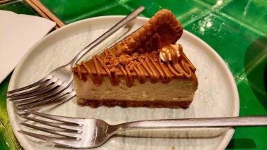 Çikolatalı ve kremalı lezzetli ev yapımı turta.