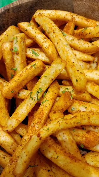 Tuz ve biberli kızarmış patates.