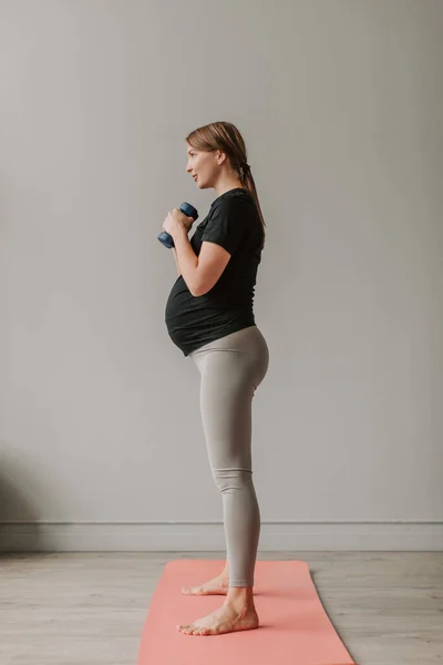 Těhotné Ženy Cvičí Obývacím Pokoji Doma Část Těla Zvedání Činky — Stock fotografie