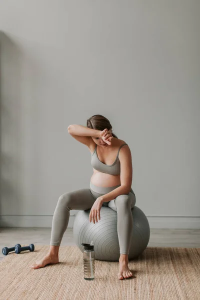 Kompletní Záběr Atraktivní Unavené Těhotné Ženy Otírat Pot Čela Ruce — Stock fotografie