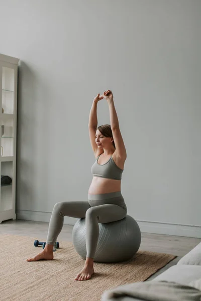 Atraktivní Těhotná Žena Dělá Cvičení Sedí Fitness Míč Při Tréninku — Stock fotografie