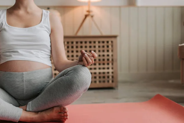 Ung Blivande Mamma Utövar Yoga Gravid Kvinna Sportkläder Hemma Högkvalitativ — Stockfoto