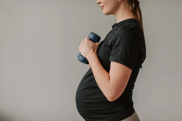 Gravid Kvinna Gör Motion Vardagsrummet Hemma Kroppsdel Lyfta Hantlar Aktiv — Stockfoto