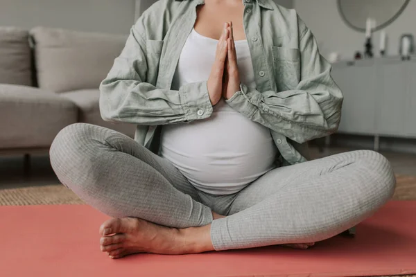 Närbild Kropp Gravid Kvinna Bära Bekväma Aktiva Kläder Meditera Sitta — Stockfoto