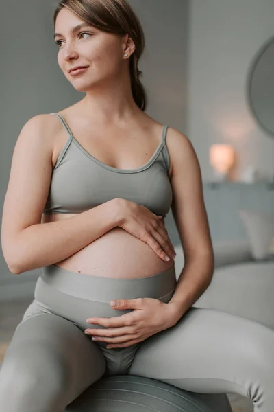 Närbild Gravid Ung Kvinna Som Håller Magen Sitter Passform Boll — Stockfoto