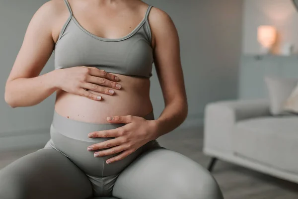 Närbild Gravid Ung Kvinna Som Håller Magen Sitter Passform Boll — Stockfoto