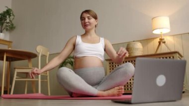 Sabah uyandıktan sonra gülümseyen hamile kız yogası. Yüksek kalite 4k görüntü