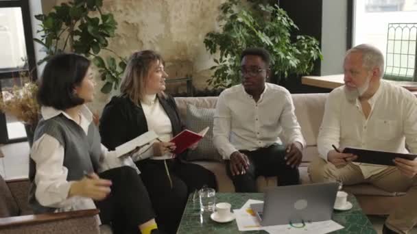 Multi Etnisk Team Der Arbejder Nye Forretningsprojekter Glade Mennesker Deler – Stock-video