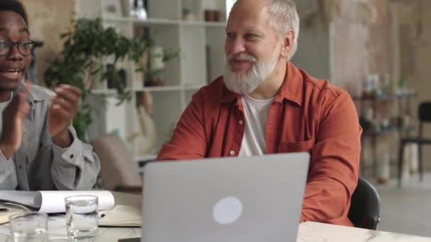 Sokszínű Személyzet Boldog Idős Főnök Gyűlt Össze Asztalnál Előtt Notebook — Stock videók