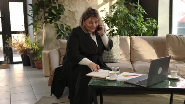Pomalý Záběr Mladé Ženy Sedí Gauči Módní Kanceláři Mluví Telefonu — Stock video