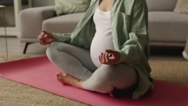 Schwangere Aus Nächster Nähe Tief Einatmen Yoga Lotus Posieren Hause — Stockvideo