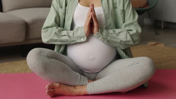 Terhes Könnyű Kopást Visel Keresztbe Tett Lábakkal Meditál Légzést Gyakorol — Stock videók