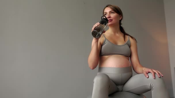 Vonzó Terhes Fitness Labda Edzés Után Ivóvíz Fiatal Várandós Anyának — Stock videók