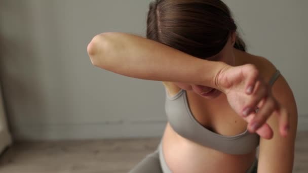 魅力的な疲れた妊婦のショットを閉じます手で額から汗を拭く 自宅のリビングルームに座って休息を持っています 健康的な妊娠の概念4K 高品質4K映像 — ストック動画