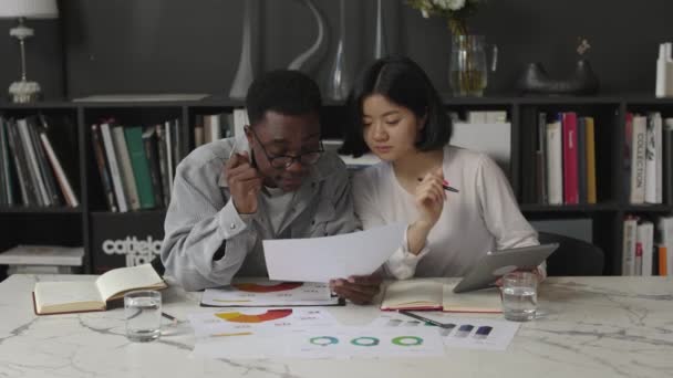 Schwarzer Geschäftsmann Und Asiatische Frau Diskutieren Start Und Entwicklung Tisch — Stockvideo