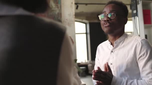 Africain Heureux Sourire Homme Parlant Avec Une Collègue Féminine Dans — Video