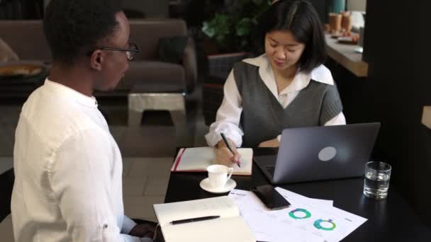 Африканський Американець Чоловічої Роботи Інтерв Жінкою Азіаткою Повсякденному Офісі Кадри — стокове відео