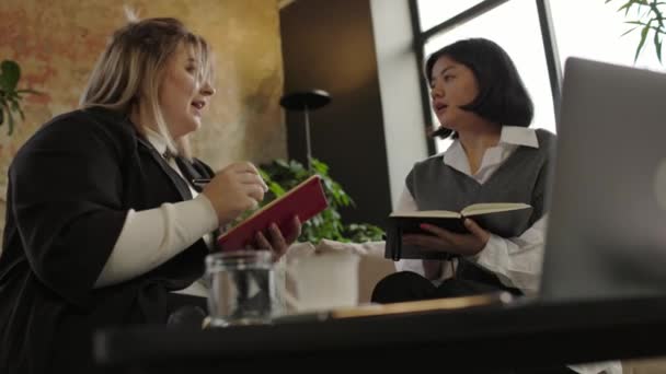 Gros Plan Deux Femmes Affaires Heureuses Parlant Stratégie Entreprise Bureau — Video