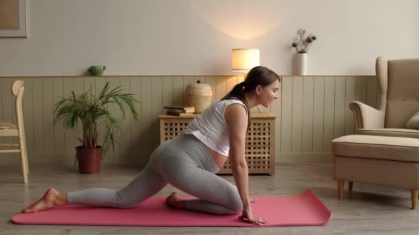 Vista Lateral Mujer Embarazada Feliz Haciendo Ejercicios Yoga Estiramiento Estera — Vídeo de stock