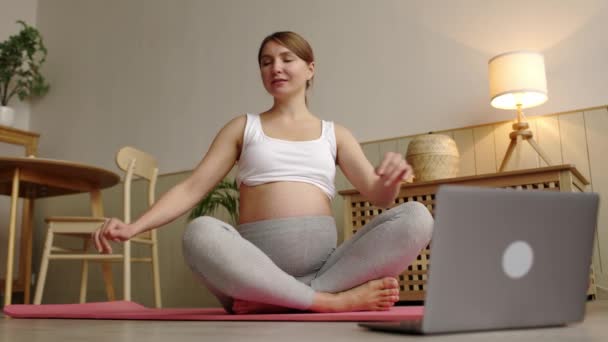 Lächelnd Schwangere Mädchen Yoga Online Kurs Großen Bauch Nach Dem — Stockvideo