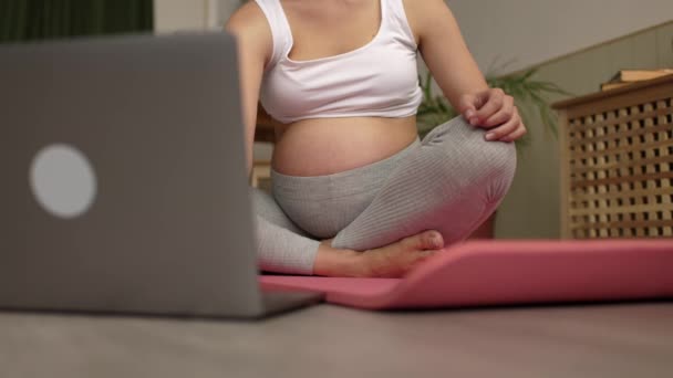 Κοντινό Πλάνο Έγκυος Γυναίκα Κάνει Γιόγκα Απευθείας Σύνδεση Στο Σπίτι — Αρχείο Βίντεο
