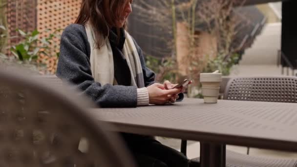 Donna Irriconoscibile Seduto Sms Sul Cellulare Bere Caffè Eco Riutilizzabile — Video Stock