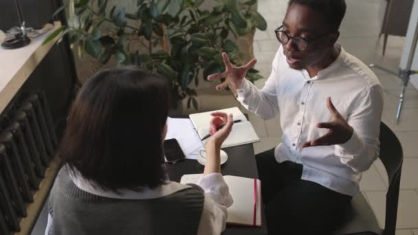 Двое Многонациональных Коллег Разговаривают Встрече Современном Модном Офисе Профессиональное Интервью — стоковое видео