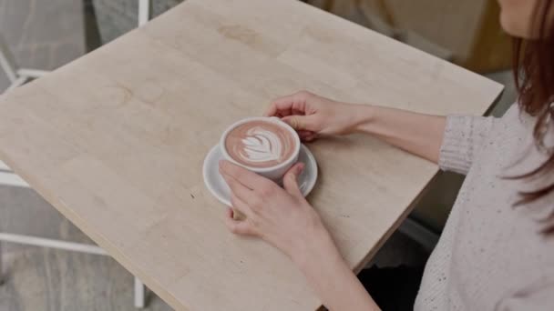 难以辨认的放松的旅游女孩喝咖啡 享受假期 女人们在户外木桌边喝咖啡时喝了一小口拿铁艺术咖啡 高质量的4K镜头 — 图库视频影像