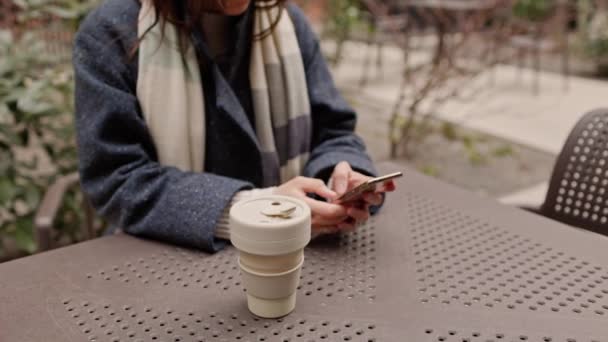 Закрыть Снимок Неразборчивой Женщины Занимающейся Текстурой Серфингом Мобильном Телефоне Сидящей — стоковое видео