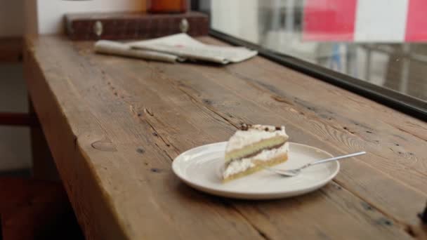 女人的手在靠近甜点蛋糕的木制桌子上喝咖啡 甜点蛋糕上有叉子 在阁楼咖啡店或餐馆里有4K 高质量的4K镜头 — 图库视频影像