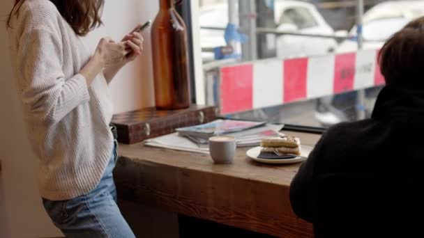 スマートフォンの写真を使用して幸せな美しい女性ブロガーやカフェやコーヒーショップで彼女の加入者のための食品Vlogビデオを作る 携帯電話でクリエイティブなショットで語るストーリーに取り組むコンテンツメーカー — ストック動画