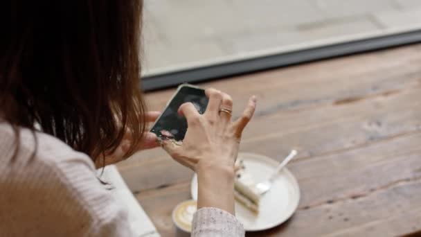 在4K市中心的咖啡店里 女性双手的肩上照了照 为社交媒体页面制作了咖啡和甜点的照片视频内容 高质量的4K镜头 — 图库视频影像
