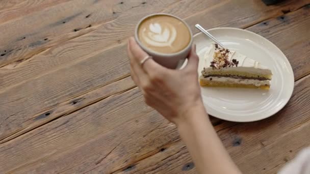 Kobieta Ręka Obsługująca Zamówienie Kawy Latte Sztuki Drewnianym Stole Pobliżu — Wideo stockowe