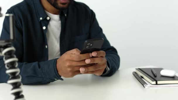 Afrikalı Erkek Eller Akıllı Telefon Tutuyor Çevrimiçi Melez Insanlar Mutlu — Stok video