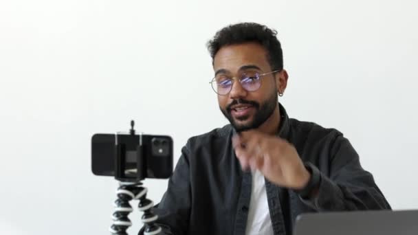 Close Shot Skupiony Młody Inteligentny Czarny Blogger Człowiek Nagrywania Wideo — Wideo stockowe