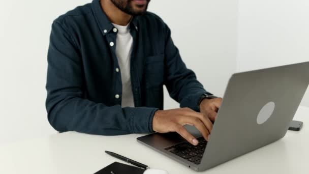 在家里的笔记本电脑上工作的人坐在白色的书桌前 美国用户手在笔记本电脑键盘上打字 混合种族商人嬉皮士学生专业学习工作与Pc技术概念 — 图库视频影像