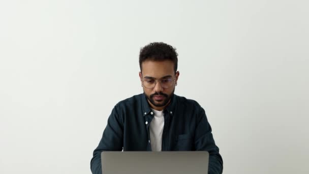 Soustředěný Člověk Pracující Bezdrátovém Počítači Koncept Surfování Webu Mladý Muž — Stock video