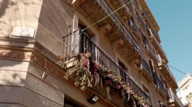 Dramatik Düşük Açı Dış Çekim: Facade Güzel Bina. Kamera 4K 'yı aşağı indir. Yüksek kalite 4k görüntü