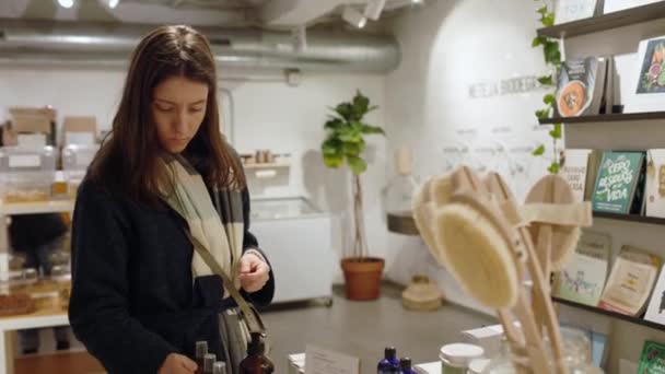 Молодая Женщина Выбирает Продукты Магазине Нулевых Отходов Никакого Пластикового Сознательного — стоковое видео