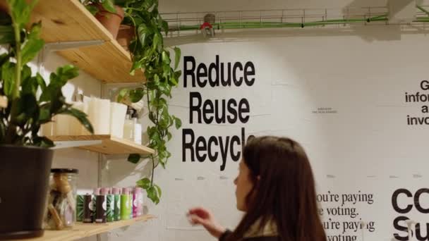 年轻女子带着可重复使用的网袋在零废塑料商店购物 低浪费的生活方式 可持续的生态生活方式 高质量的4K镜头 — 图库视频影像