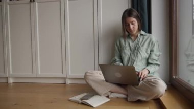 İnternette çalışan dizüstü bilgisayarda yazan genç bir kadın, evde veya internette online iş yapan güzel bir kadın profesyonel kullanıcı. Yüksek kalite 4k görüntü