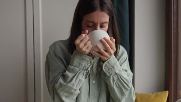 Schöne Frau Trinkt Eine Tasse Kaffee Oder Tee Der Nähe — Stockvideo