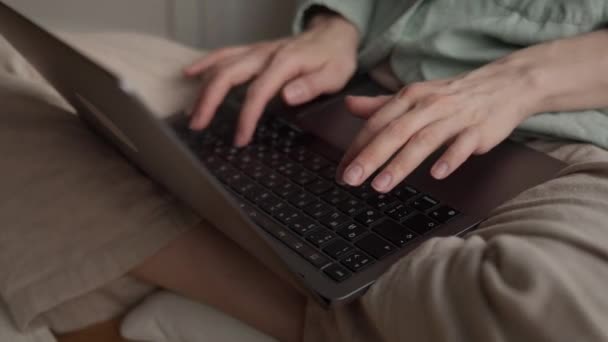 Женщины Руки Бизнес Женщины Профессиональный Пользователь Работник Используя Печатание Ноутбуке — стоковое видео